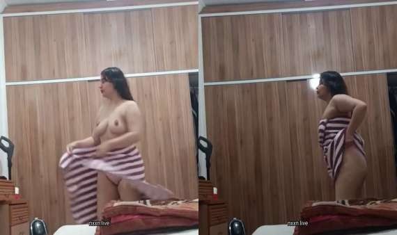 Very Hot Desi Bhabhi Showing Boobs